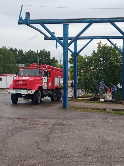 Пожарная техника на промышленной площадке